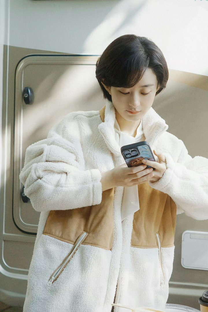 赵丽颖工作室营业是正在吃饭的李秋萍耶这圆嘟嘟的脑袋实在太可爱了～ 