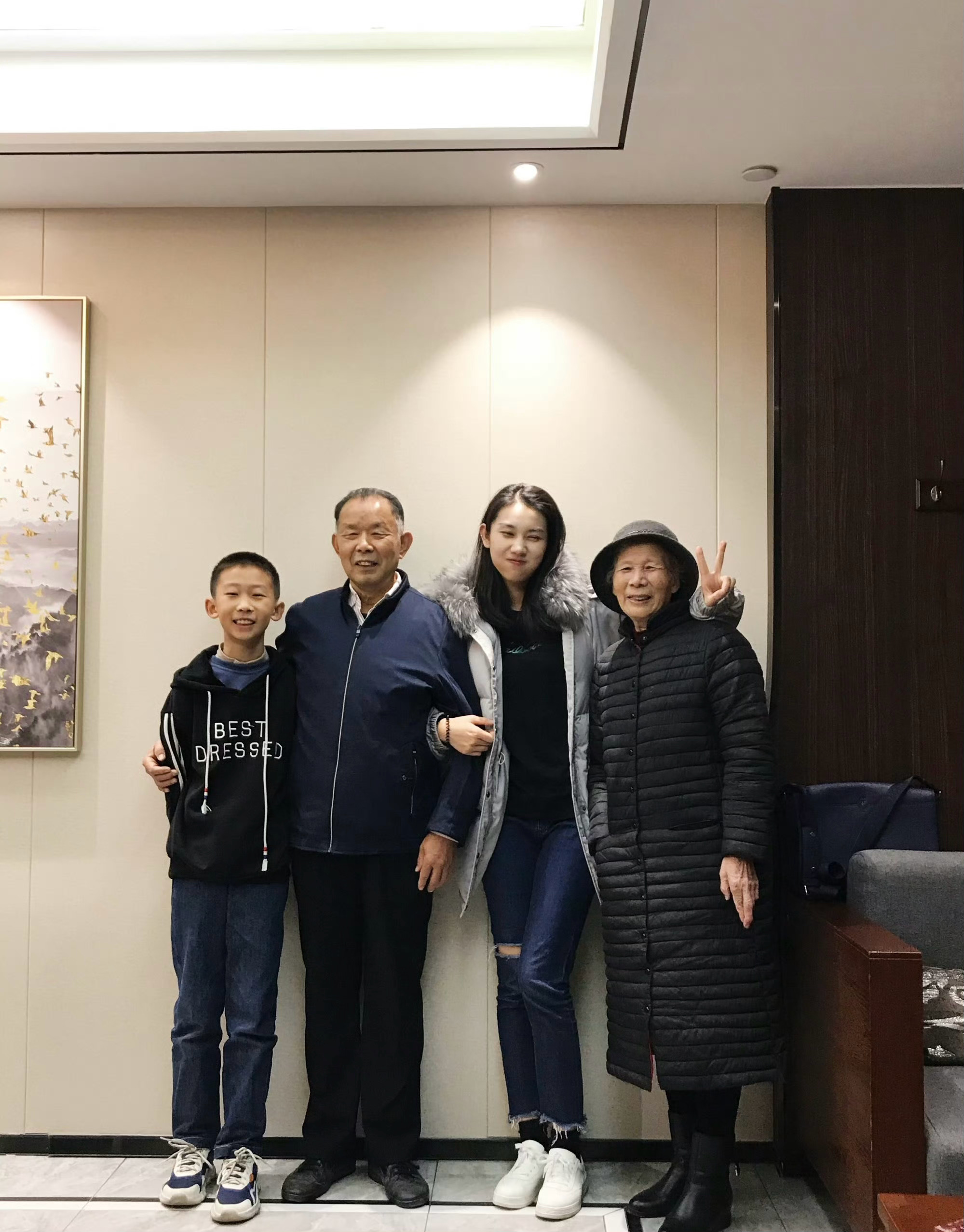 梦到已故儿子脚被扎父亲来墓前拔刺我姥爷，一辈子不信神佛，但信祭拜的亲人。姥姥几年