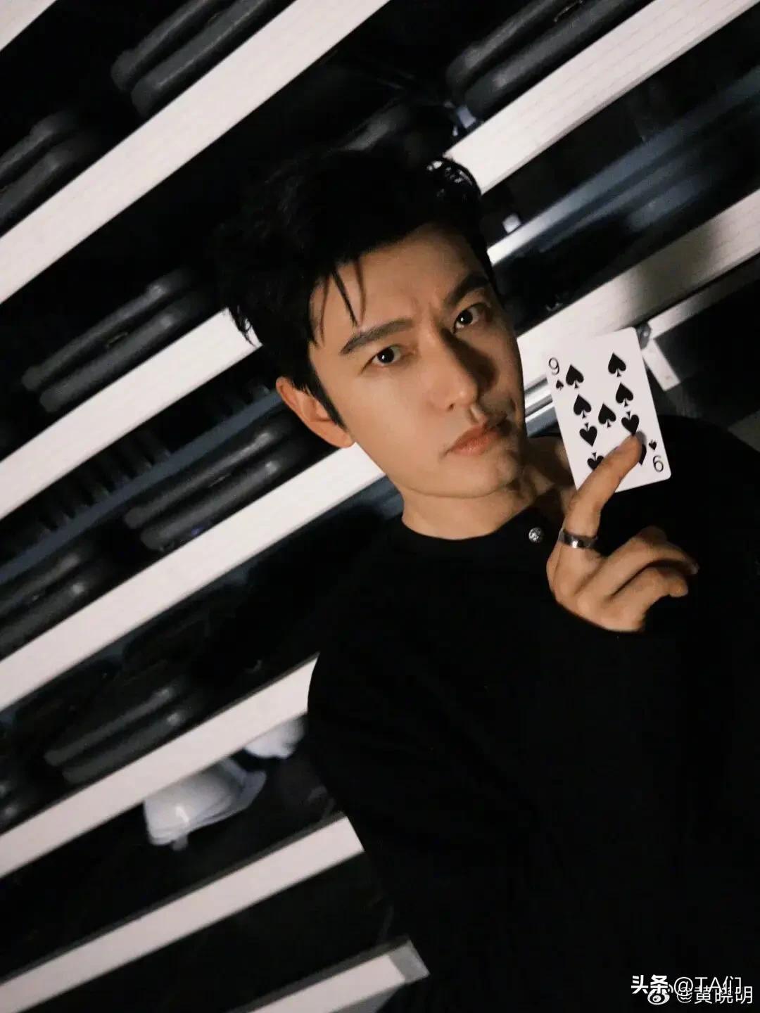 黄晓明立志做家里第一个博士！落榜不放弃，暂不拍戏也要追梦太励志✨
 
娱乐圈里明