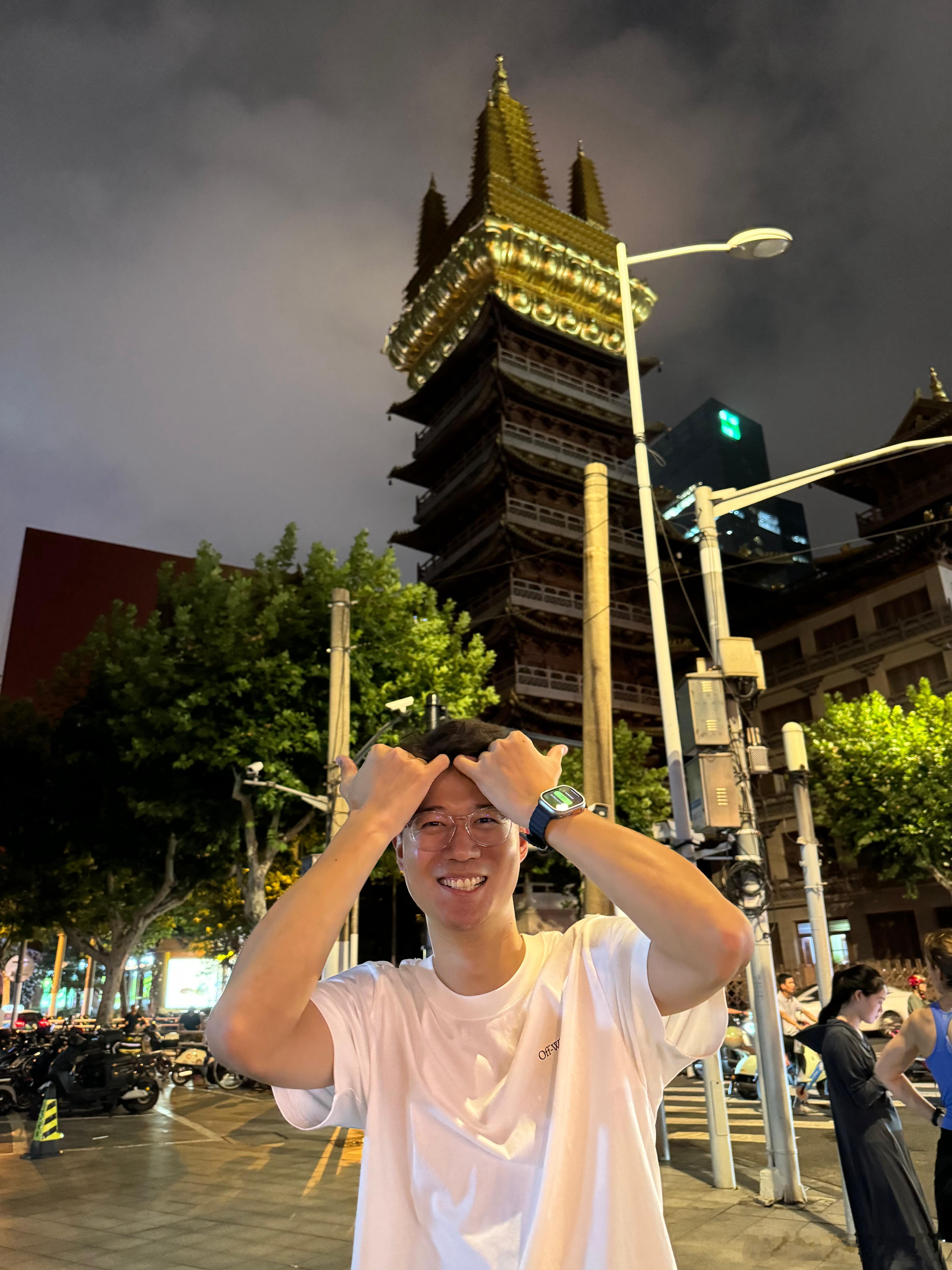 回北京火车上警察小哥哥看了半天，我以为要聊足球，结果来了句：“黑悟空过了没？”[