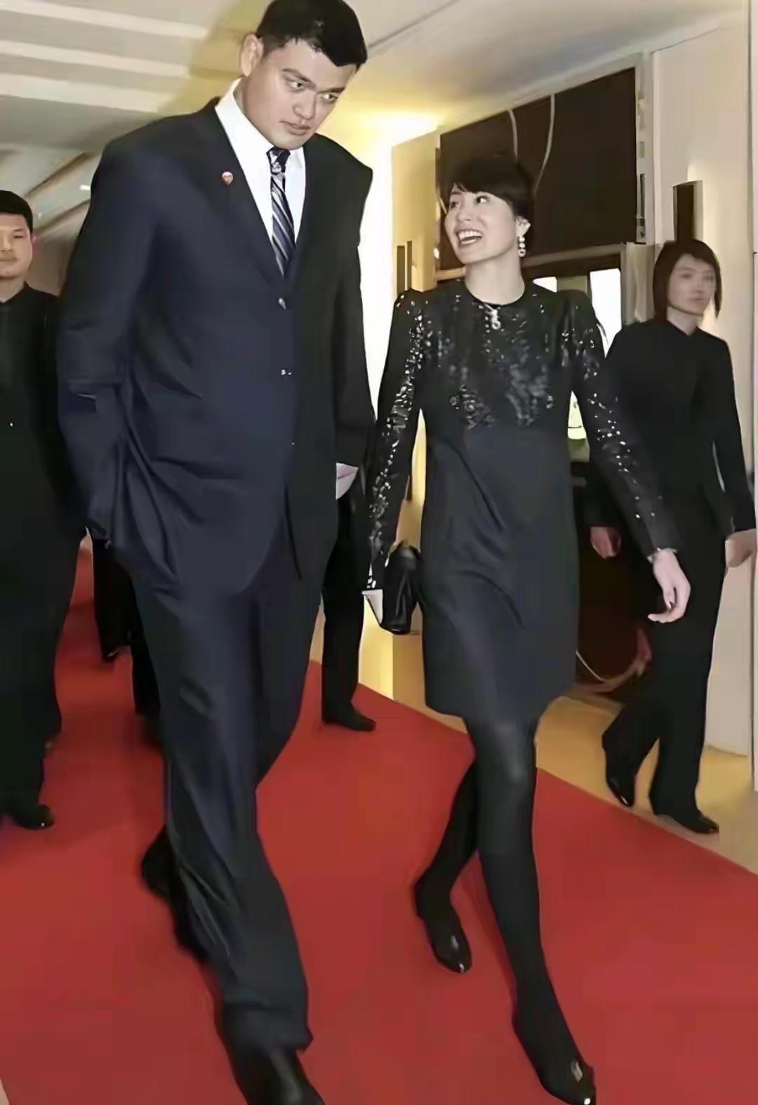 走路都得低着头，要不然会被天花板给绊住！
没有姚明，叶梨估计没人知道是谁吧？这就