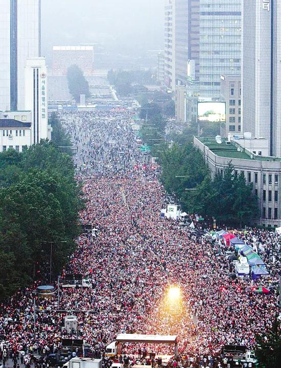 韩国反华游行几乎成为了家常便饭，这就很难让人理解，我们又不是侵略他们的日本，至于