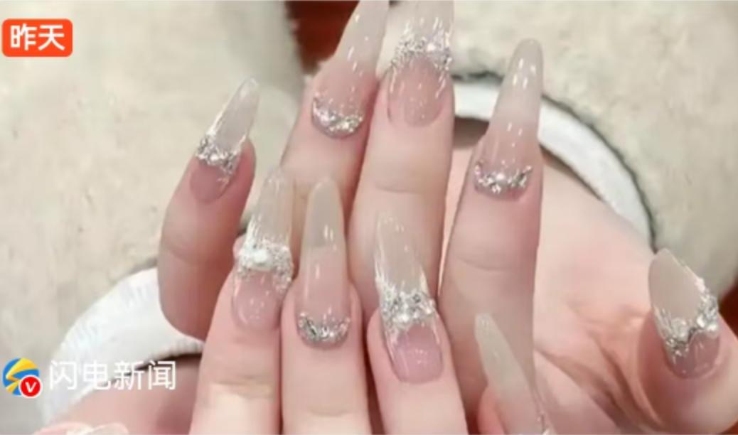 爱美之心人皆有之，但当“美丽”成为救命路上的绊脚石，代价未免太过沉重。
就在刚刚