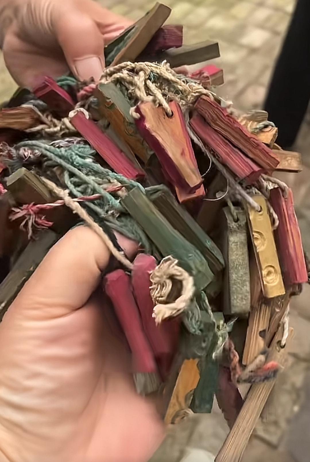 手里抓着一堆五颜六色的东西，谁还记得这是什么东西，干什么用的还知道吗？估计六零后