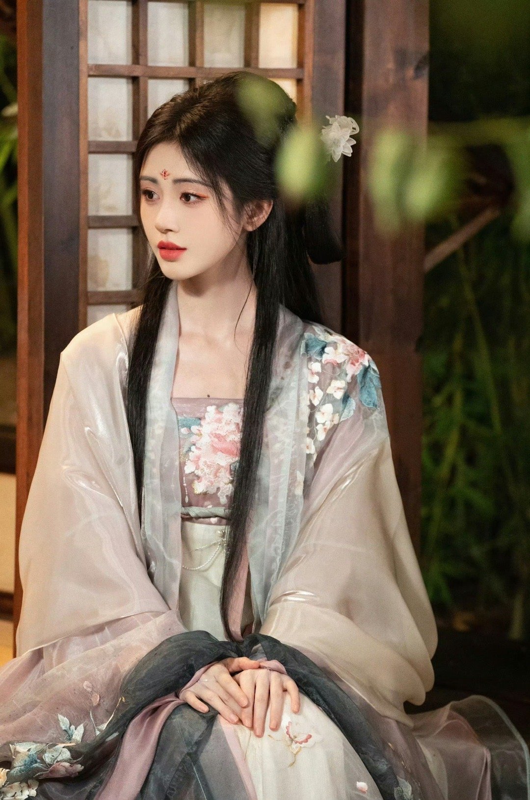 是仙女下凡啦[开学季]#鞠婧祎头戴簪花# ​​​