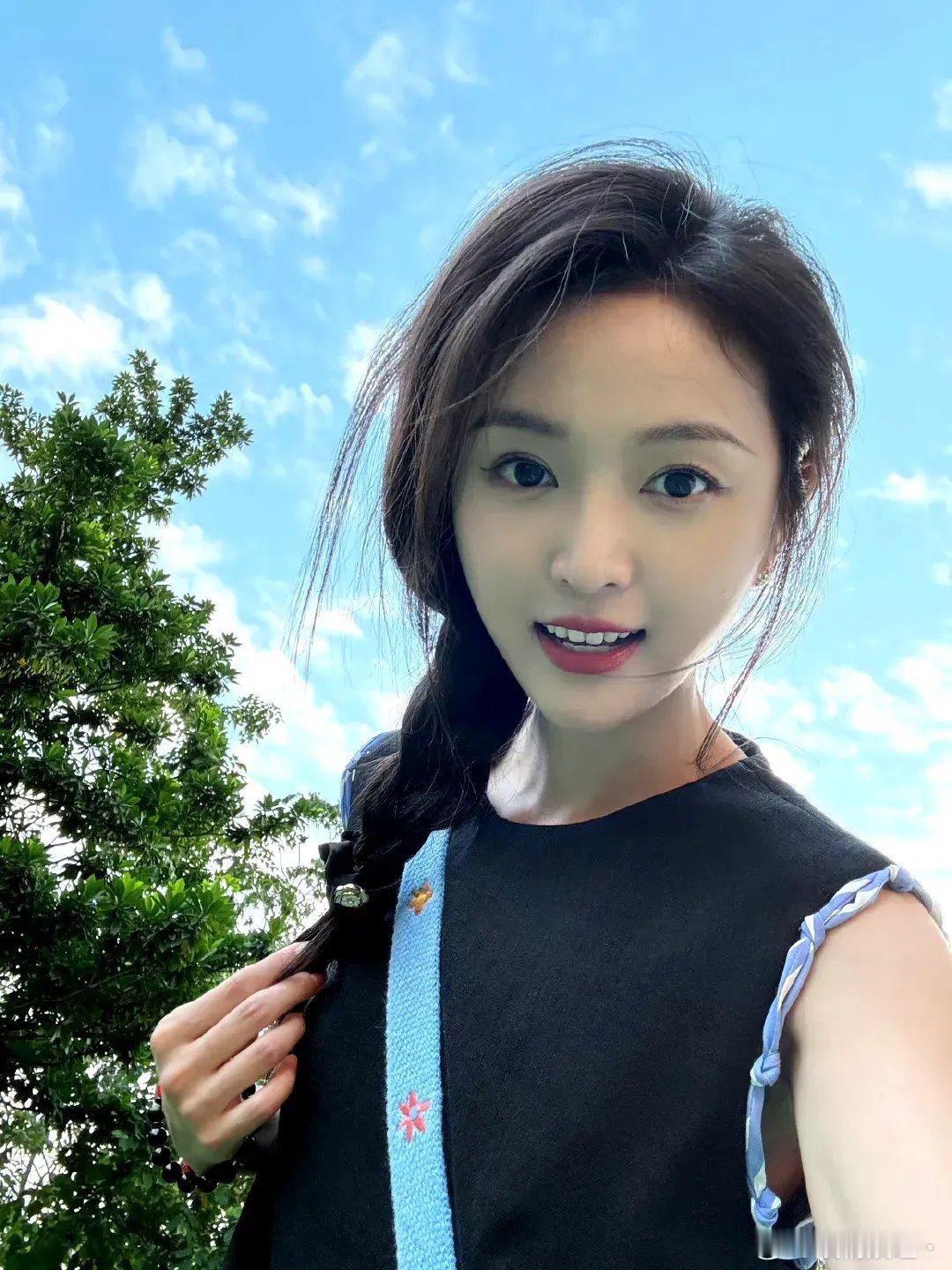 吴宣仪引发热议！6月2日，吴宣仪突然引发了热议，起因是她在帮好姐妹杨超越宣传新剧
