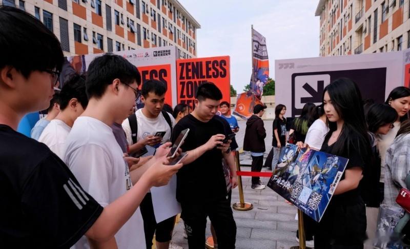 绝区零高校社团文化节绝区零上桌吃饭这波联动太会了！再也不是和纸片人拍照了，在现场