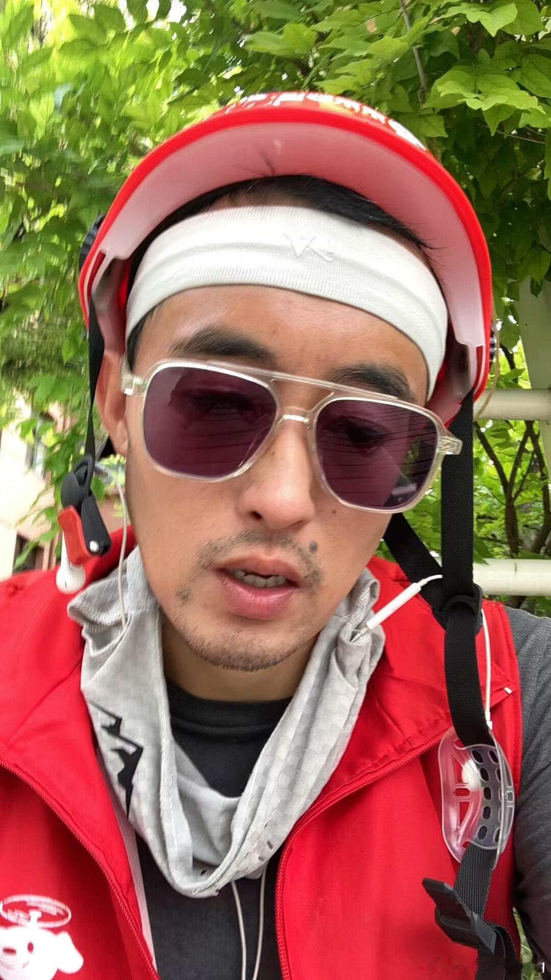 这老哥好像刚出道跑外卖每天都有连续记录生活已经 39 天了 