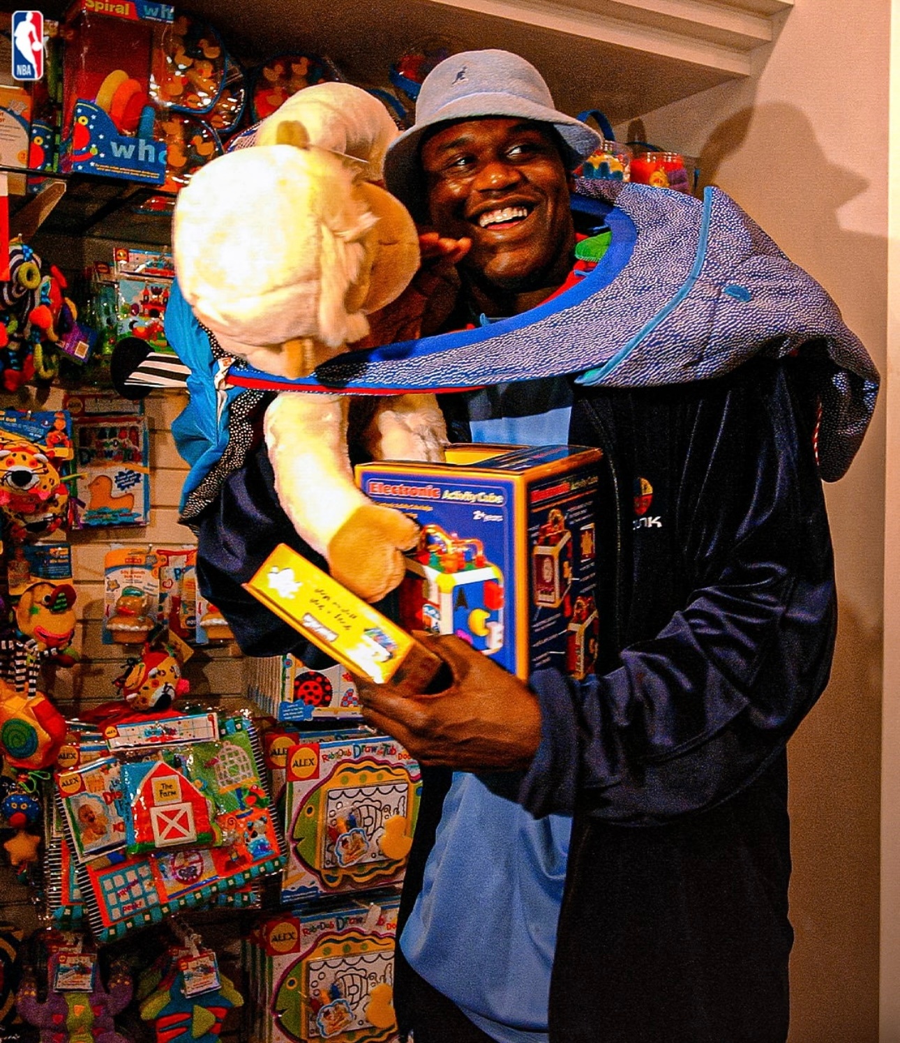 圣诞节的大鲨鱼，奥尼尔圣诞装扮~Images via nbalatam 