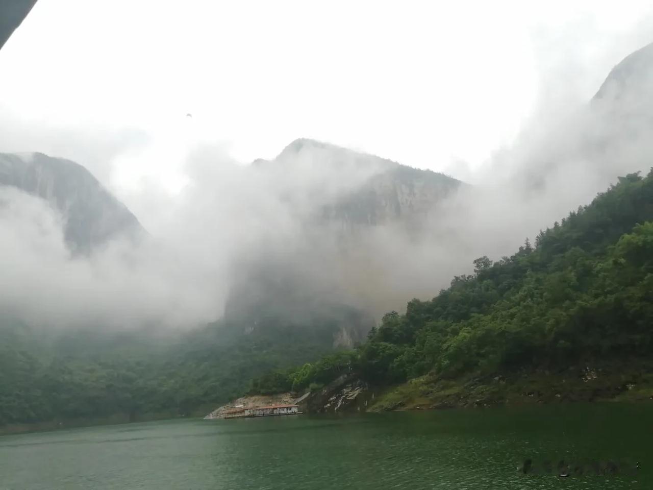 烟雨江南，
水墨丹青，
寥寥几笔
便道出那份尘封的记忆和弥足珍贵的情感。