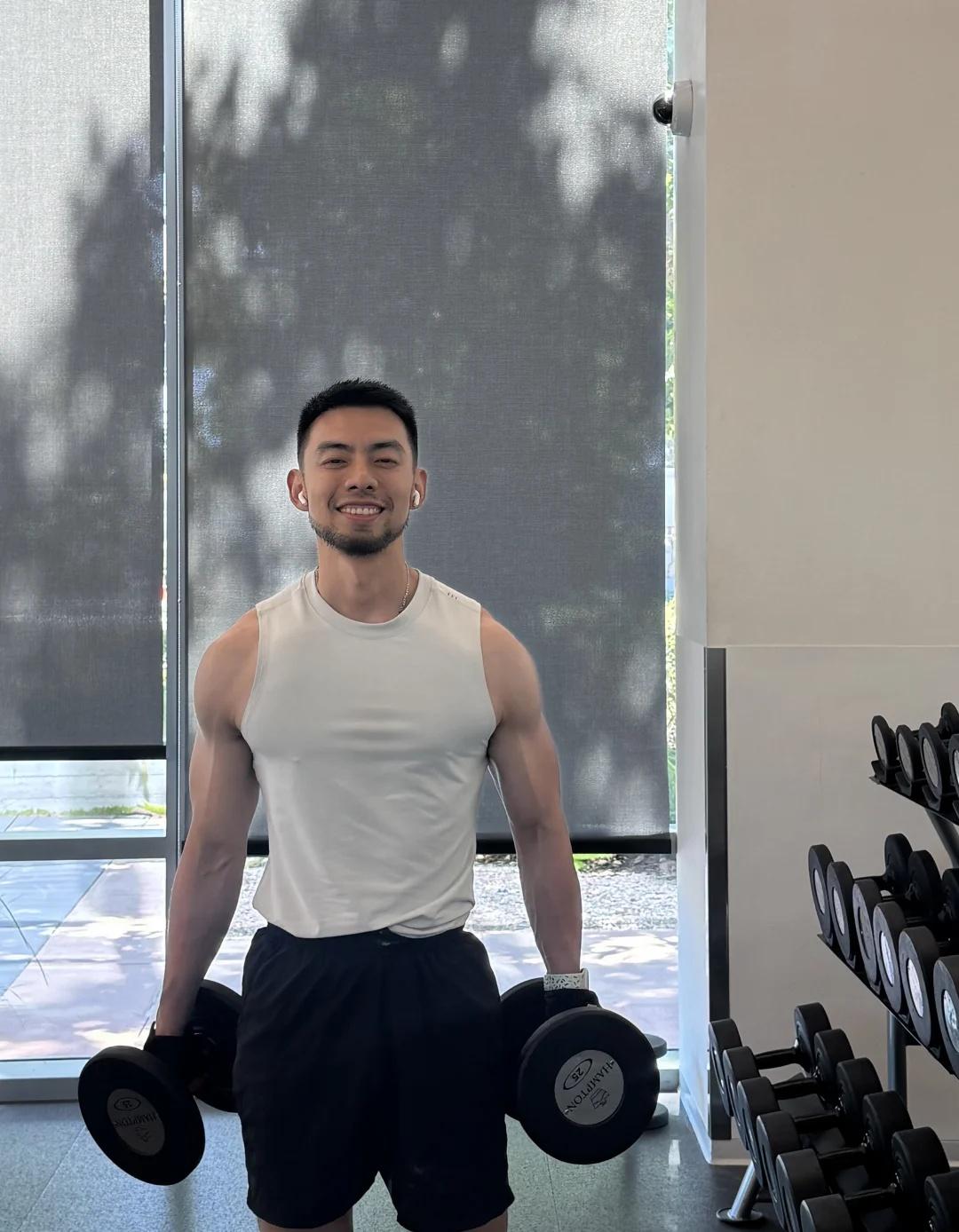 左滑失去表情管理
在努力上镜头 见人不如健身