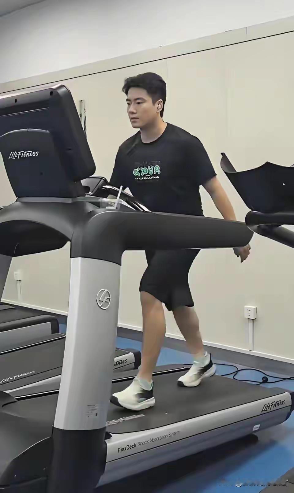 梁靖崑在训练！林高远却在代言！王励勤看完心里会怎么想？

国乒最近很拉垮，大家都