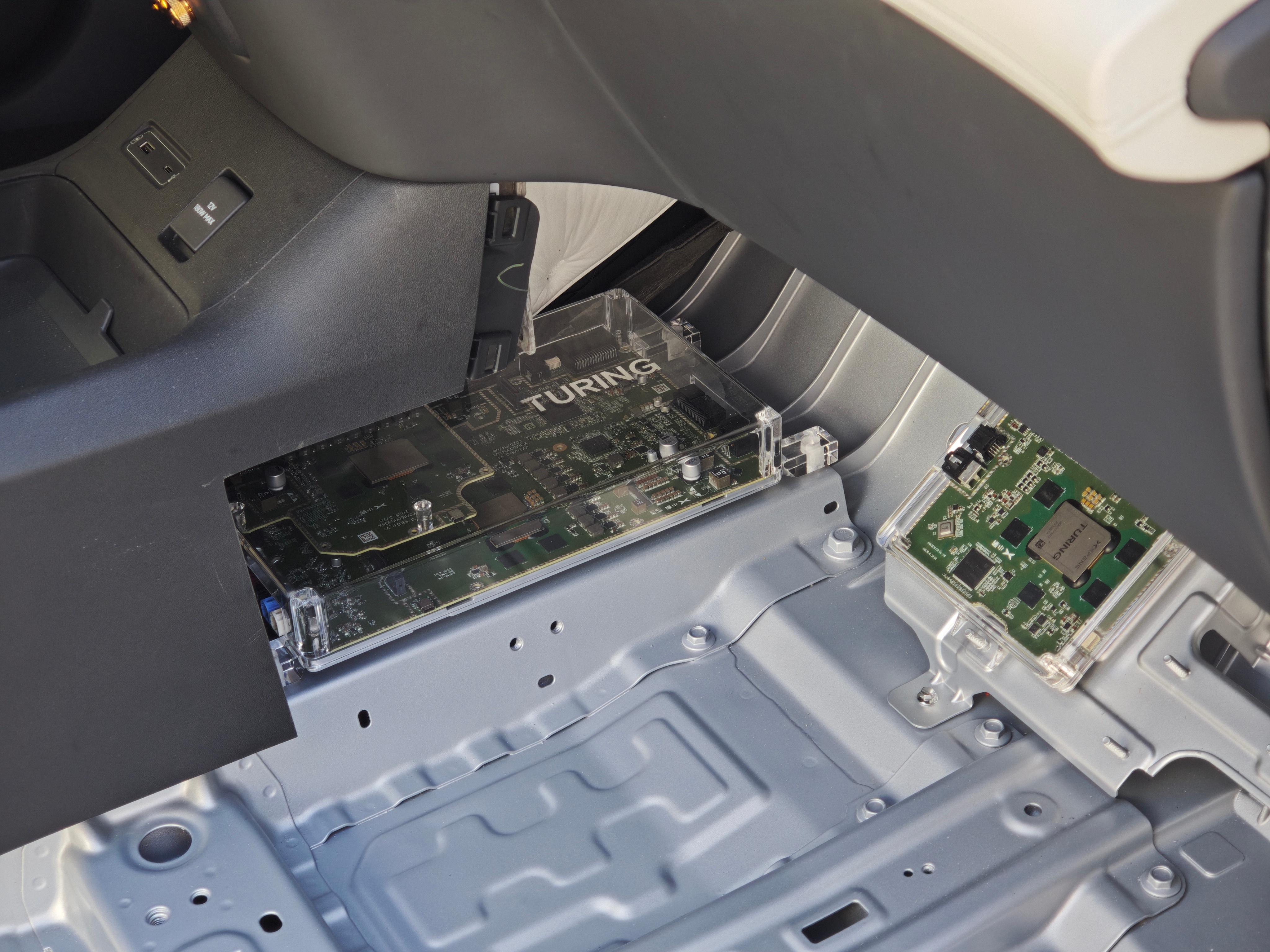 小鹏3图灵芯片的布置方式：●座舱那一块布置在副驾脚部位置●辅助驾驶2块板子在中央