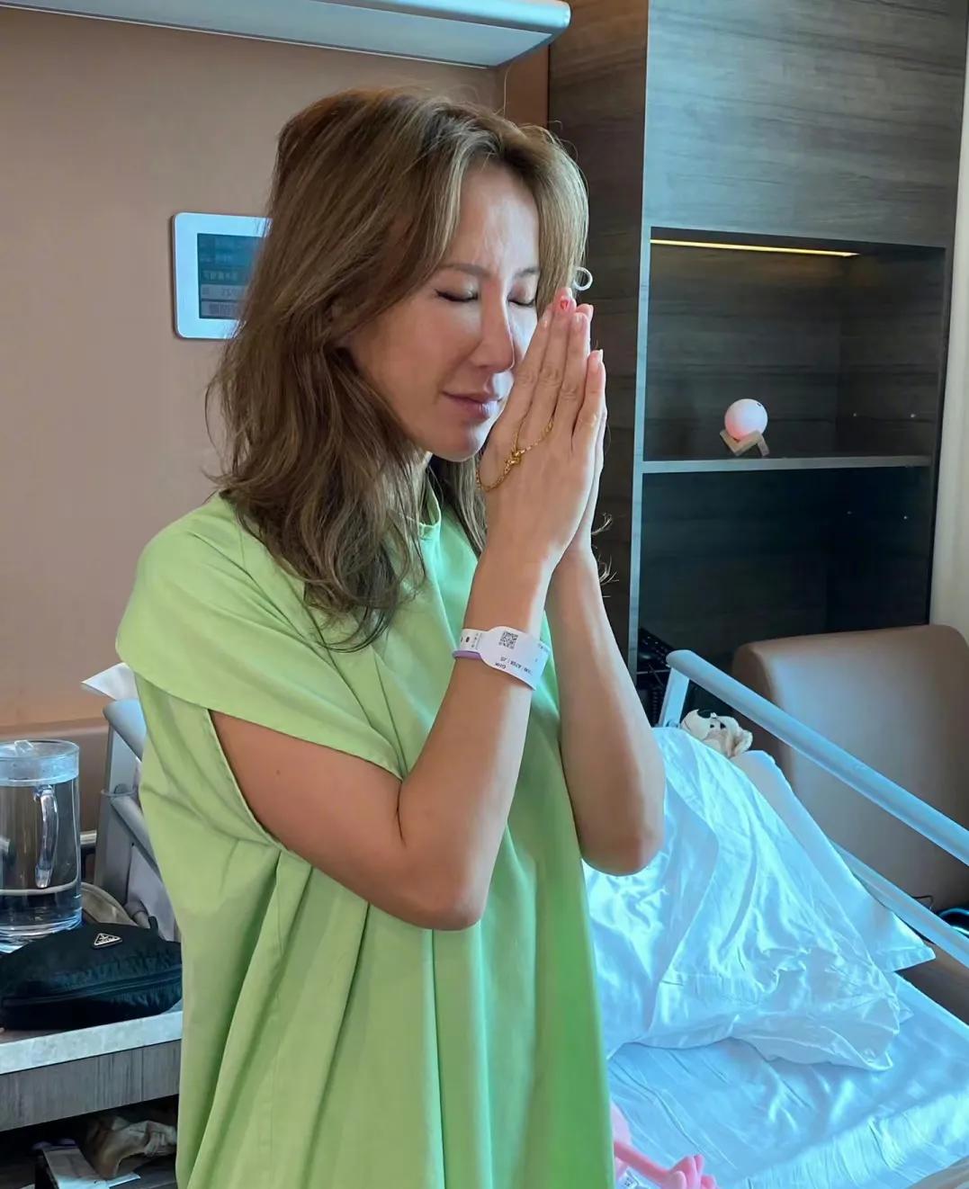 李玟应该也想过要自救的！
回头看李玟最后一首歌
这歌词应该就是当时的她内心最真实
