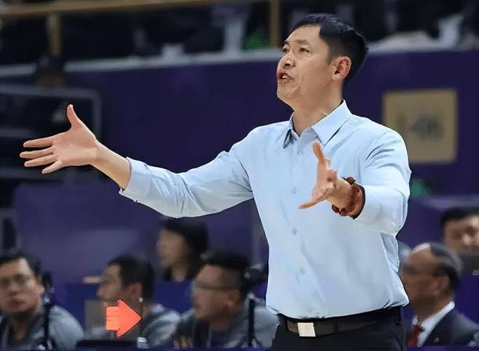 张庆鹏将张帆摁在板凳上，引发争议，一媒体人网上炮轰张庆鹏：
“张庆鹏这事儿，说白