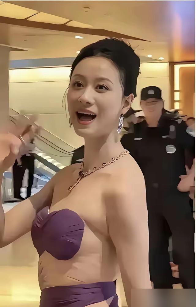 别再吹倪虹洁觉醒了，你以为那是性感？不，那是一场拿20年前的污点当筹码的血腥谈判