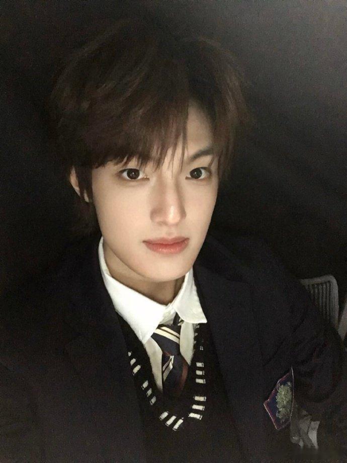 张泽禹好身材就是要展露 张泽禹的腹肌不是那种雕塑般的静止状态，而是充满动态美。在