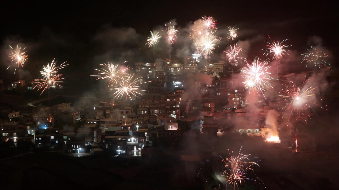 除夕之夜00:00是不是所有地区都准点放烟花，大门打开、灯打开、香不能灭？   