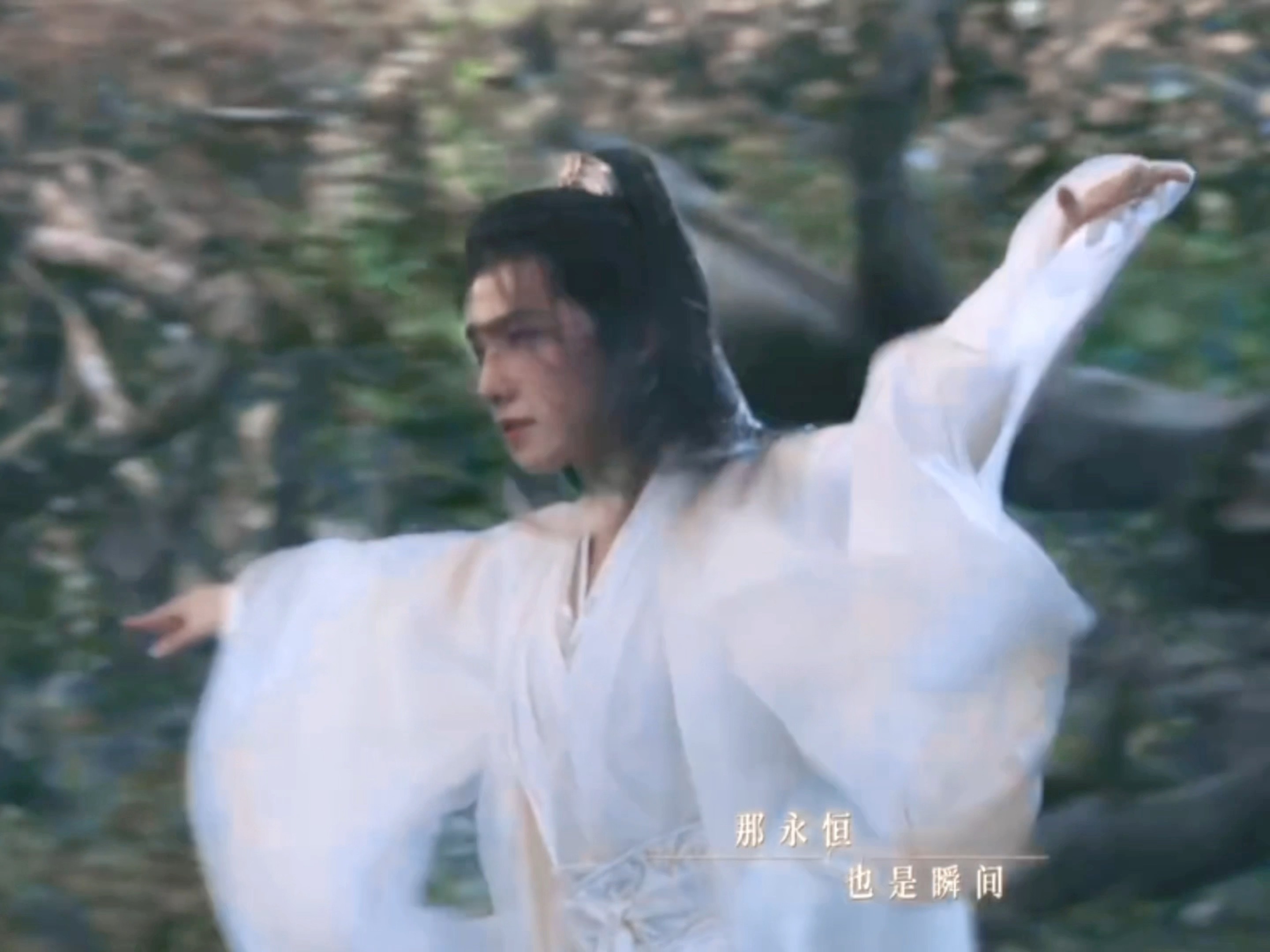 这个镜头飞起来转的那个瞬间太飘逸太好看了！杨洋凡人修仙传打戏镜头 ​​​