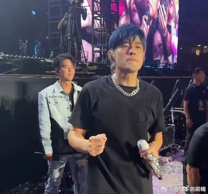 偶遇周杰伦买咖啡偶遇周杰伦买咖啡啦！周杰伦演唱会结束在台北买咖啡了~周杰伦买咖啡