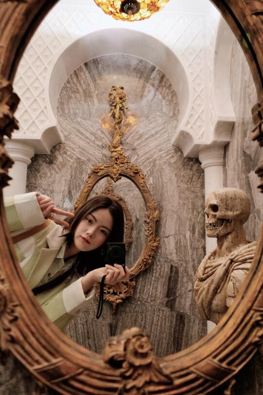 艺术生火星人假期没回火星，在地球看艺术展