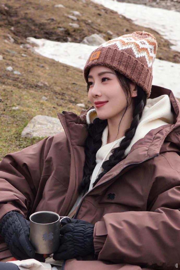 #刘诗诗户外穿搭look##刘诗诗秋冬穿搭#刘诗诗的户外造型太惊艳了！棕色羽绒服