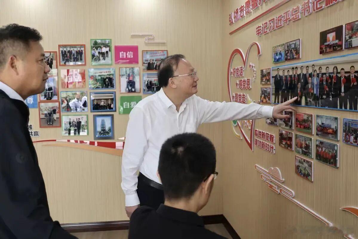 查宏深入武当山特区、丹江口市调研工会工作并开展安全生产检查      6月8日，