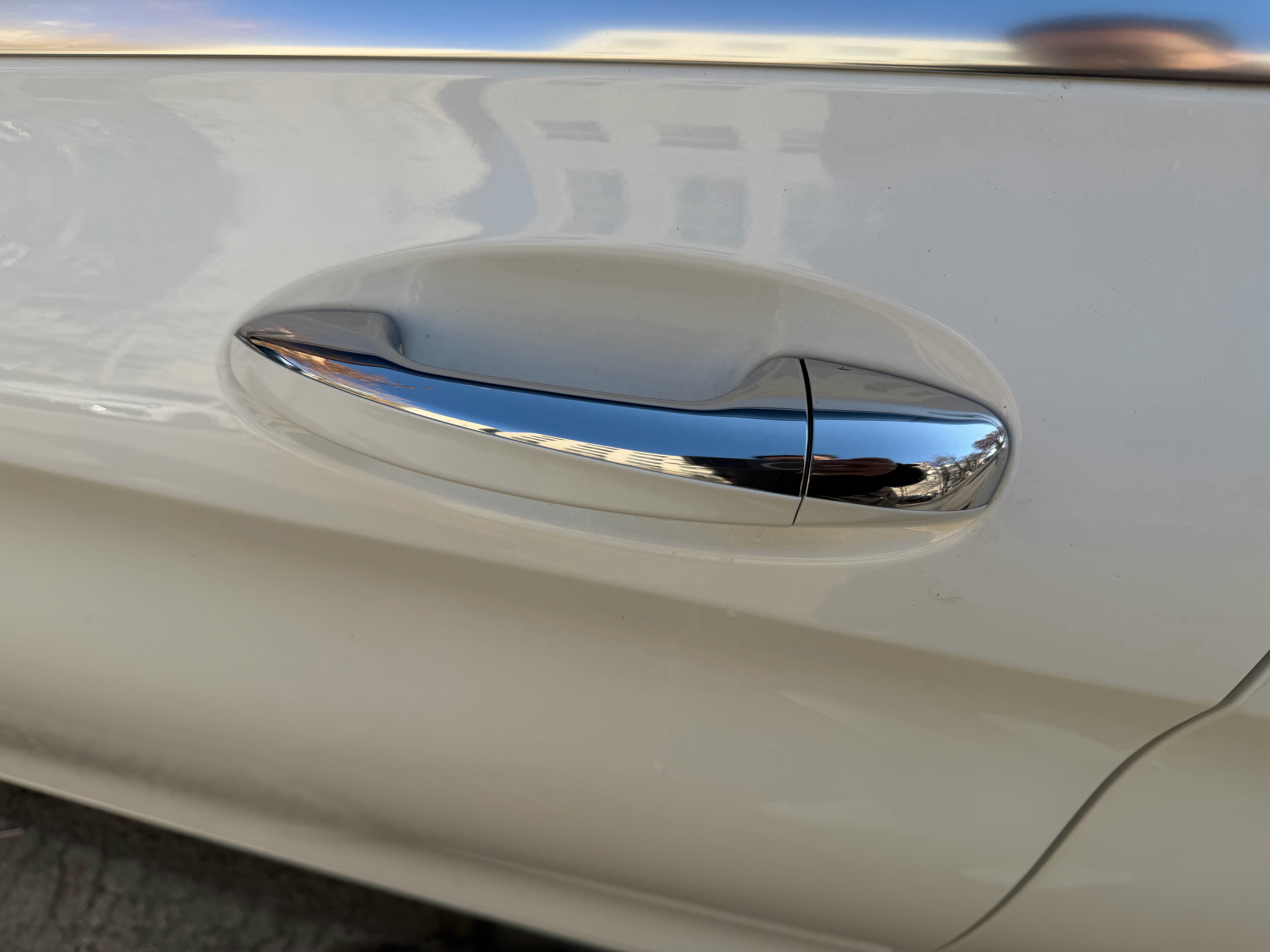 今天上午九点去洗车，室外温度0度左右，洗完后开回家停了一小时门把手就冻住了！ 