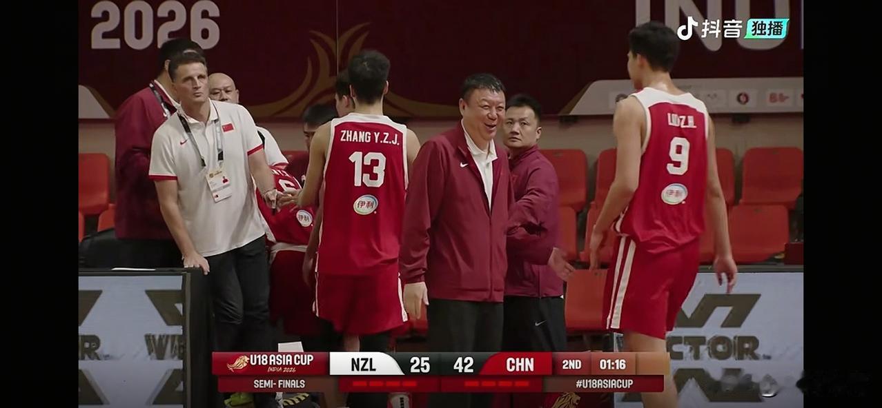 U18男篮亚洲杯半决赛，中国U18男篮对阵新西兰U18男篮上半场比赛结束，中国U