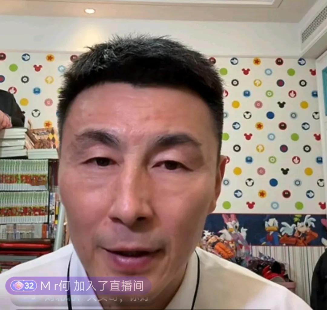 前国脚李玮锋爆了一个料。
他在直播时透露，当年他去K联赛球队水原三星队踢球时，发