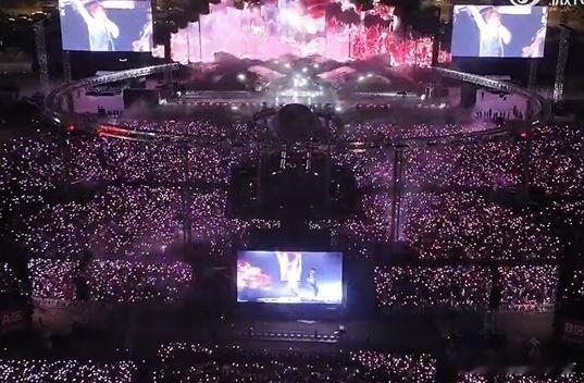 华晨宇演唱会超绝人头数 还在为抢不到华晨宇演唱会门票懊恼？看看昨天现场这超绝人头