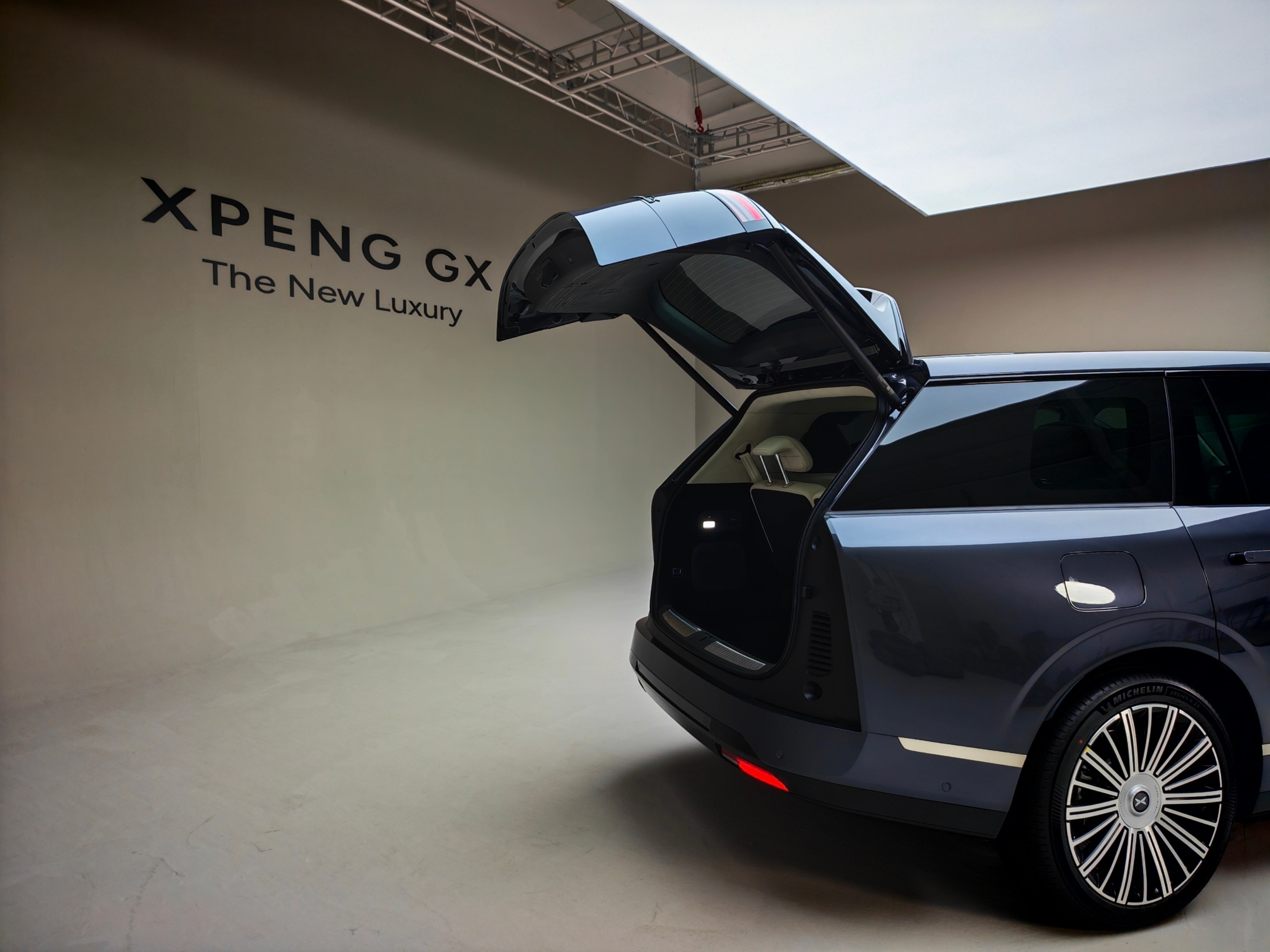 小鹏GX整车真的很大，这款车我昨天晚上过去看了，车身尺寸比我想象大了很多，而且车