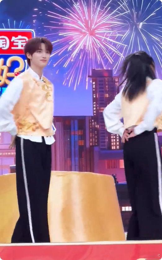 李雪琴丁程鑫萌感姐弟李雪琴丁程鑫跳舞也太可爱了，萌感姐弟一整个戳中我心巴。你好星