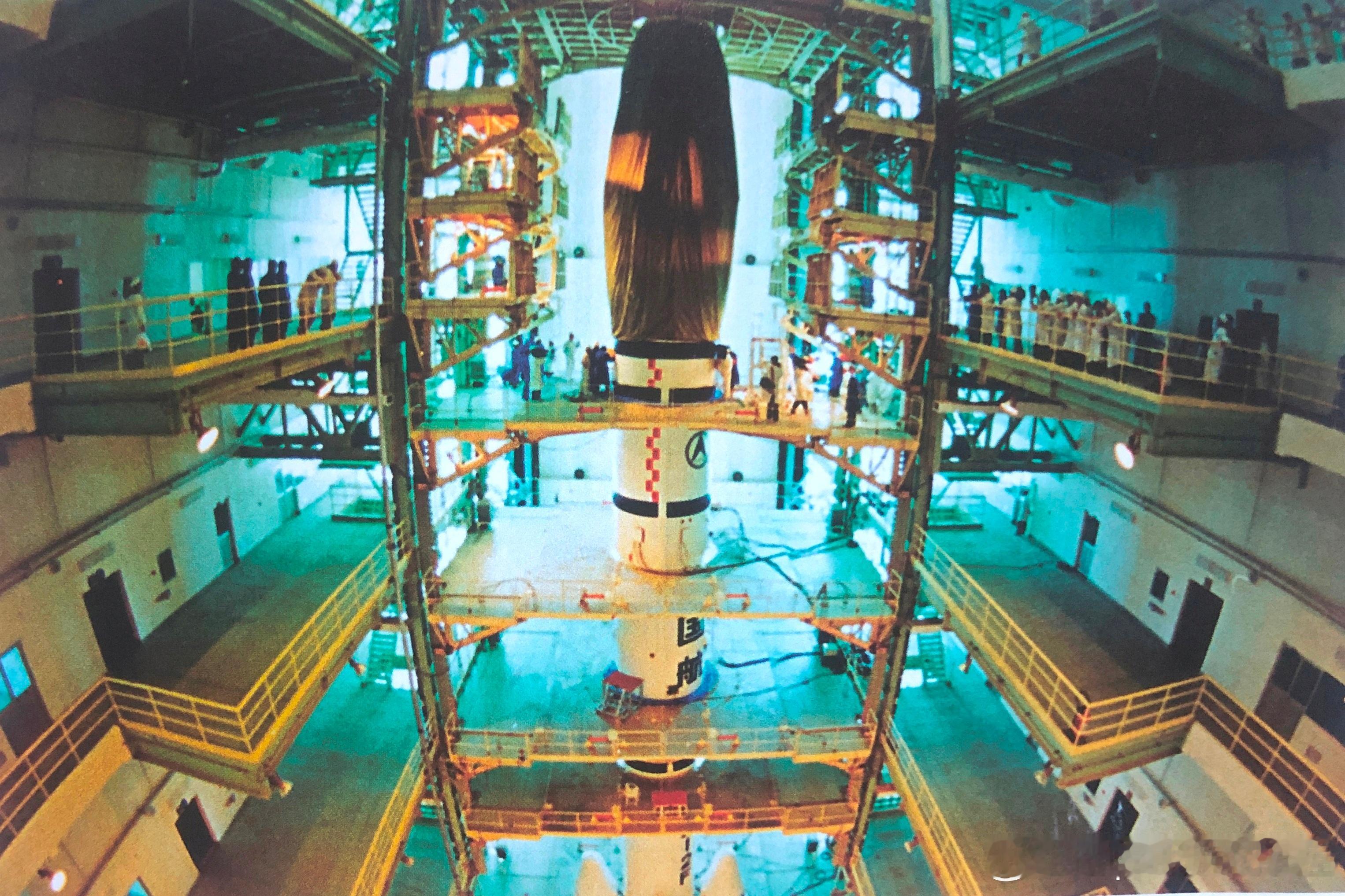 1999年9月25日甘肃酒泉卫星发射中心垂直总装厂房的神舟一号船箭塔，这是中国载