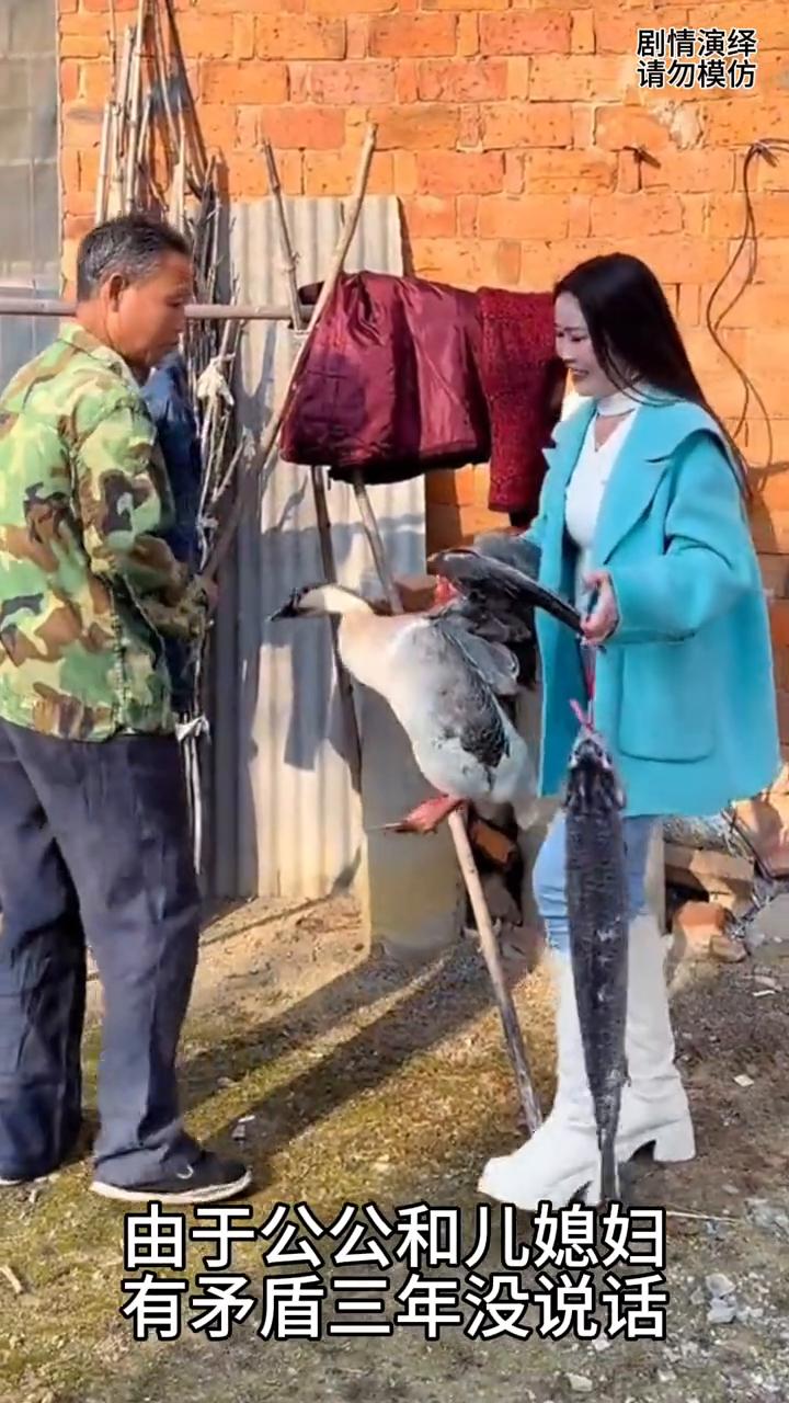 公公和儿媳妇有矛盾不说话，下一秒儿媳妇的做法太暖心了。
今天是公公的六十大寿，由