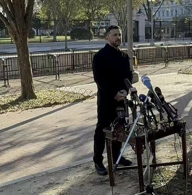 乌克兰总统和乌克兰人视为耻辱，人类历史上的首次。泽连斯基作为一国总统，却不得不在