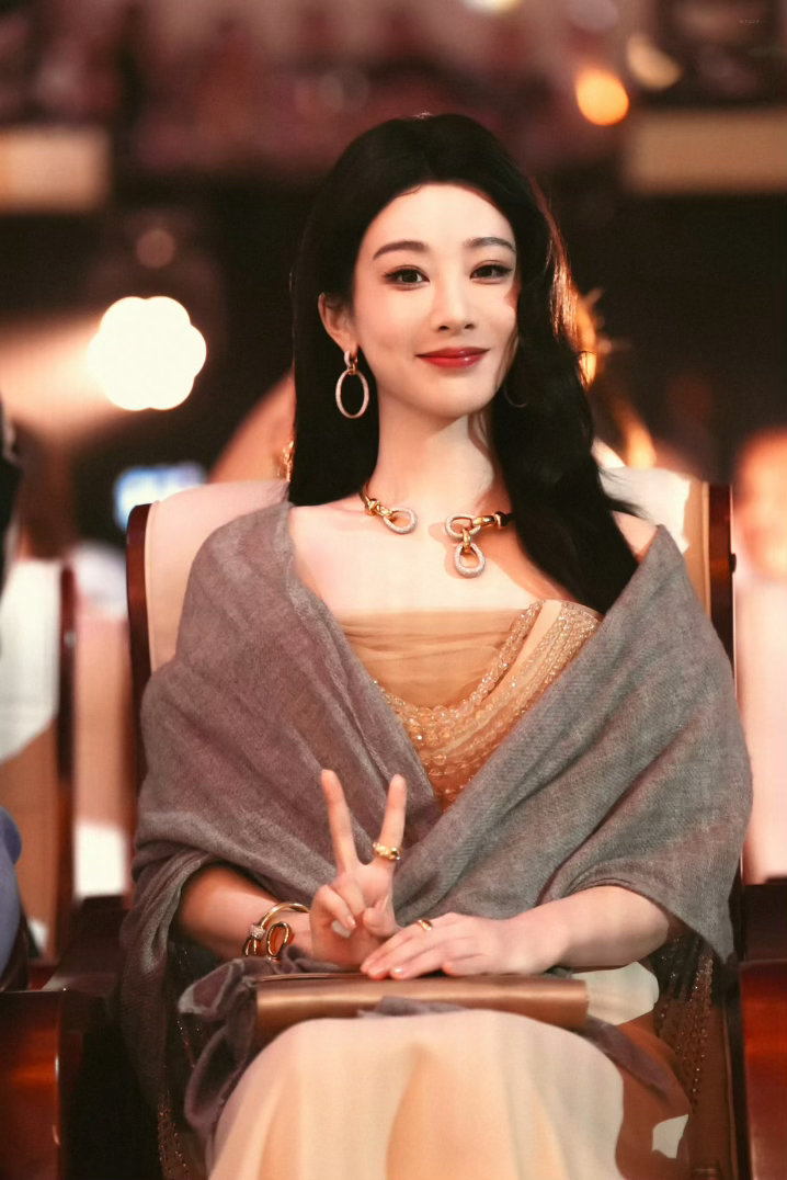 杨紫  yz杨紫董竹君 yz杨紫玉兰花开君再来 在这路遥马急的人间，我会爱你好多