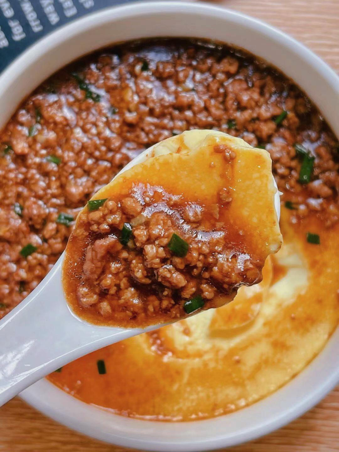 一口入魂的肉末水蒸蛋，比布丁还要嫩滑

不管是小朋友还是大人都会很喜欢的一道菜。