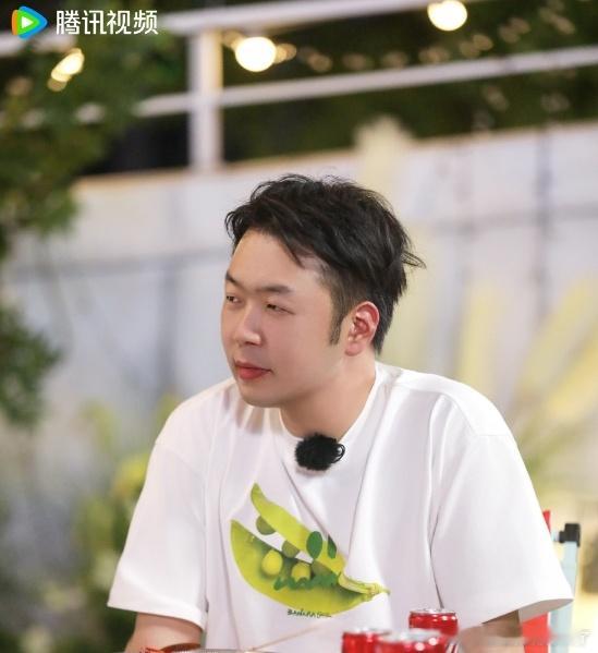 #杜海涛第十五次放弃减肥# 杜海涛说好的减肥，却在美食面前第十五次“败下阵来”。