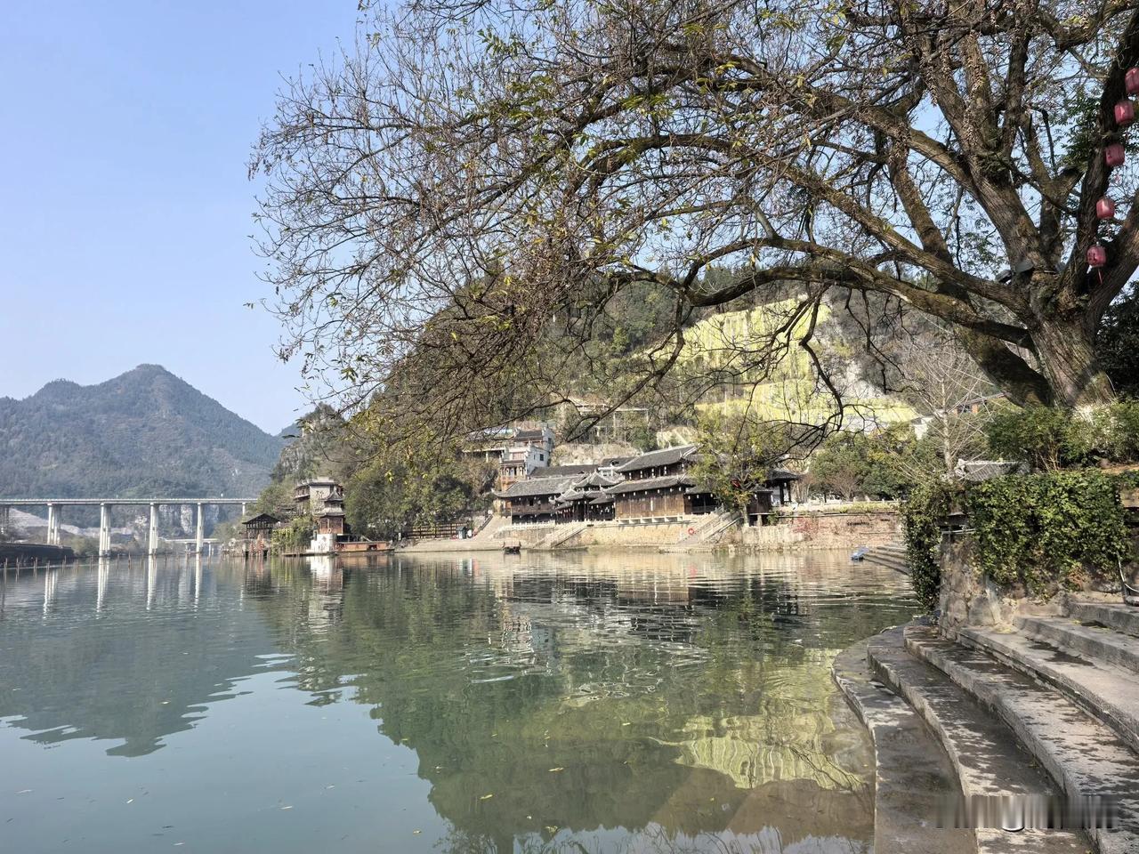 七律.重读《蝶恋花.答李淑一》有感
（2024年12月29日）
寂寞嫦娥舒广袖，