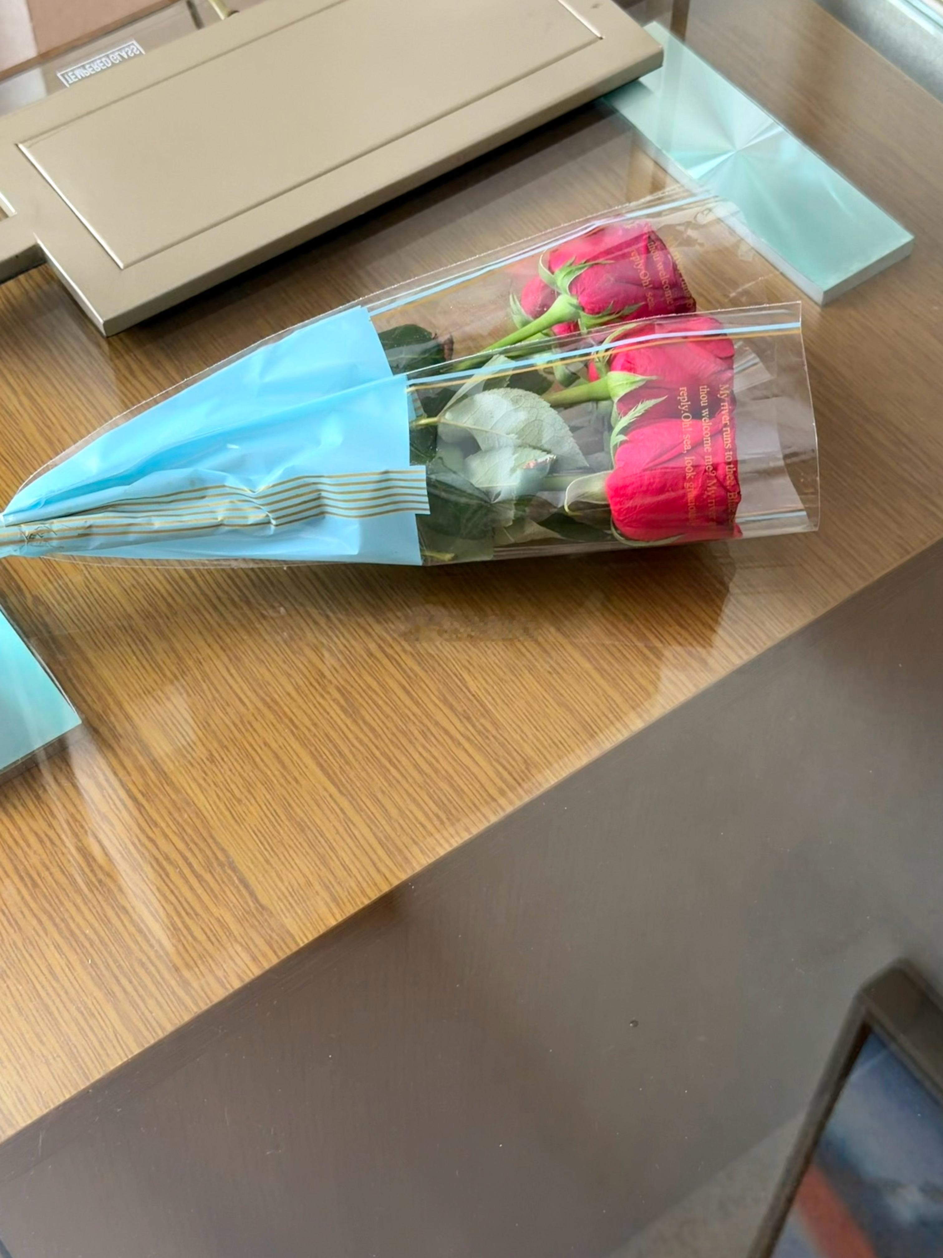把花留在这里就好 我就不带走了 吃烧烤时小孩子过来卖花 小孩子夸我 他听了开心而