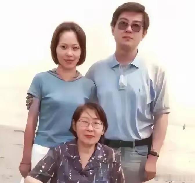 这张照片上的男士，是毛家的第三代中唯一一个见过老人家的孩子。1976年9月9日，