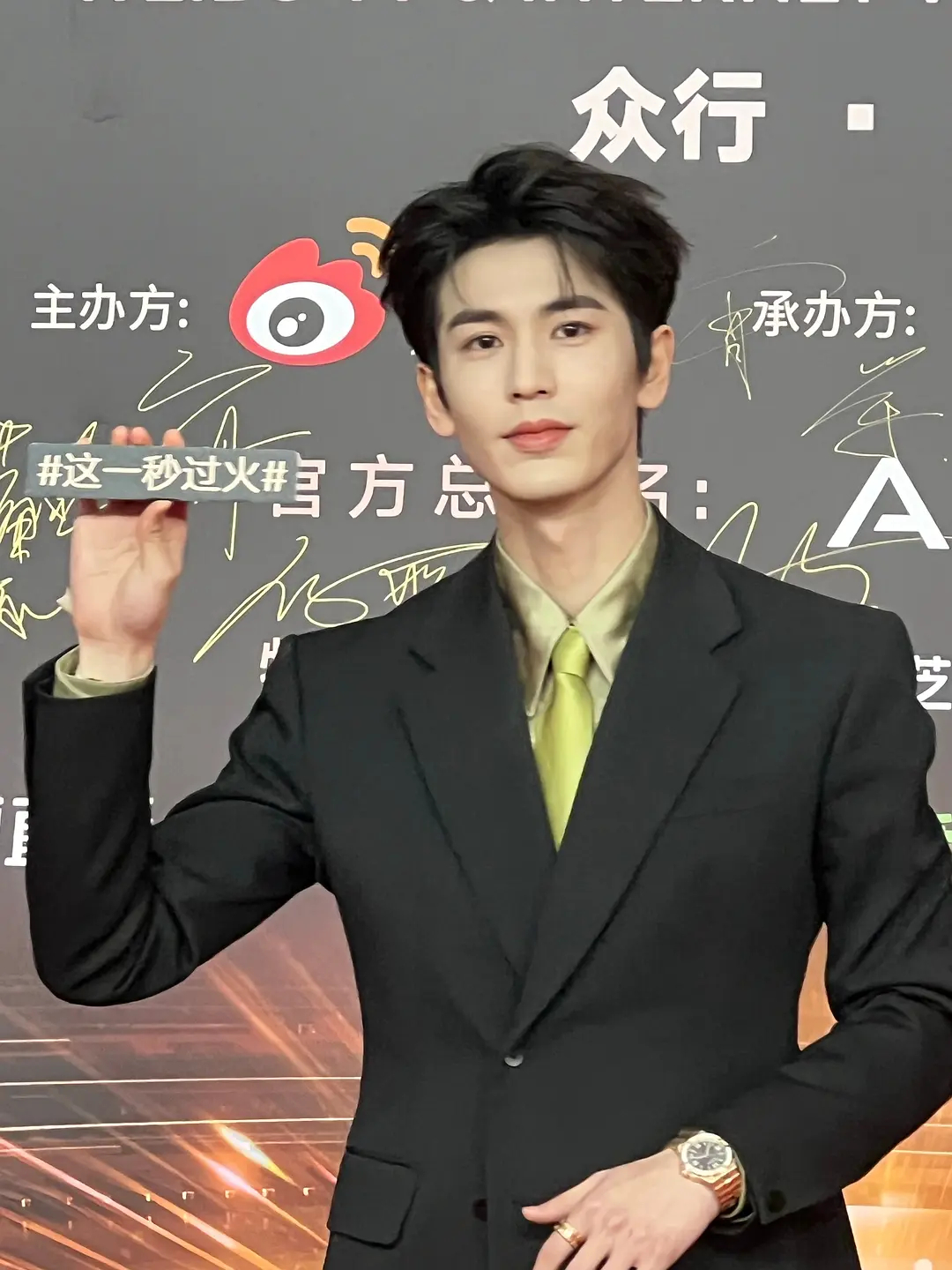 张凌赫搜狐生图来了，帅的很客观 ​​​