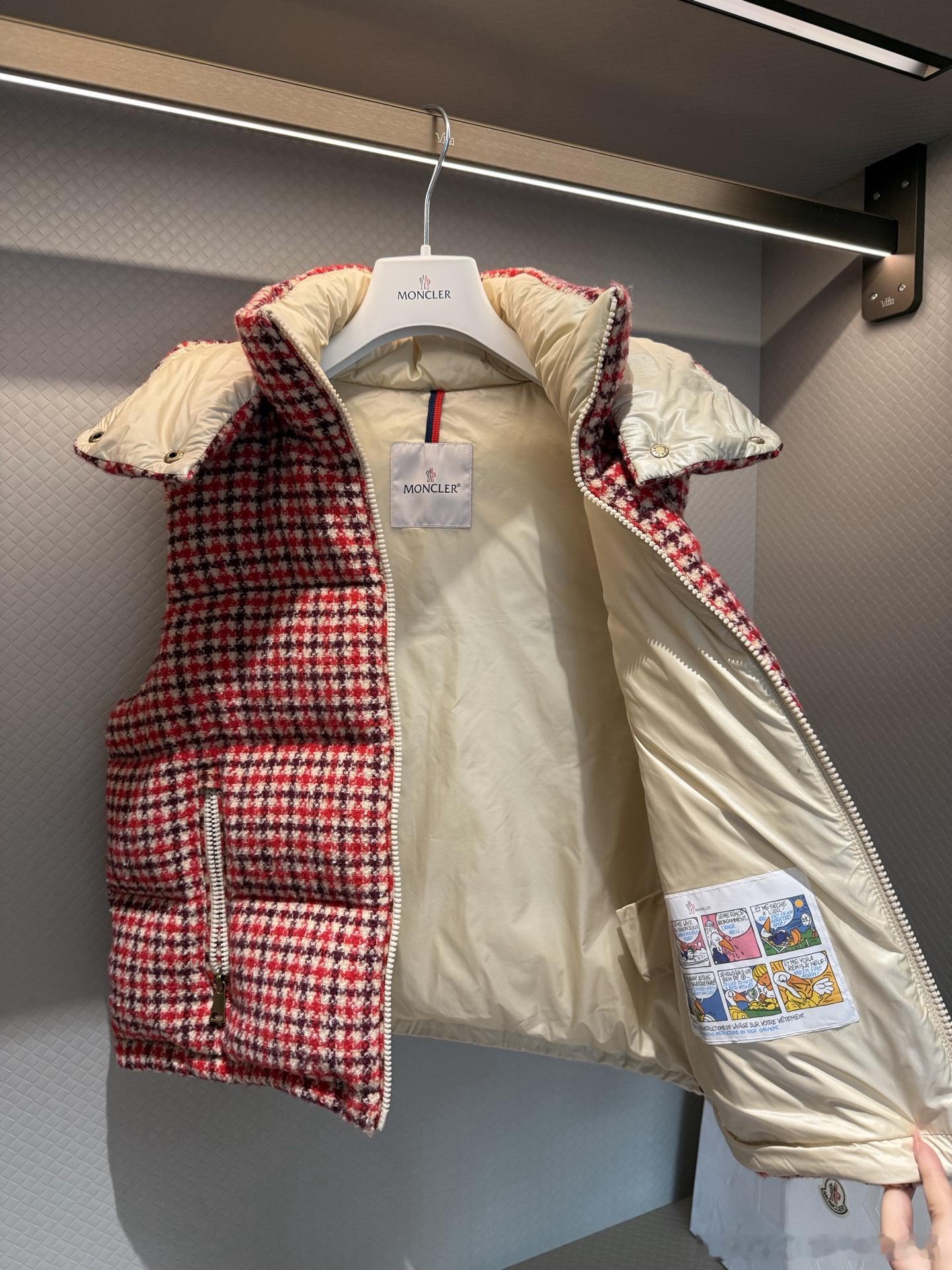 Mon***红色千鸟格羽绒马甲千鸟格纹铺满整件衣服 复古学院感拉满 蓬松饱满的羽