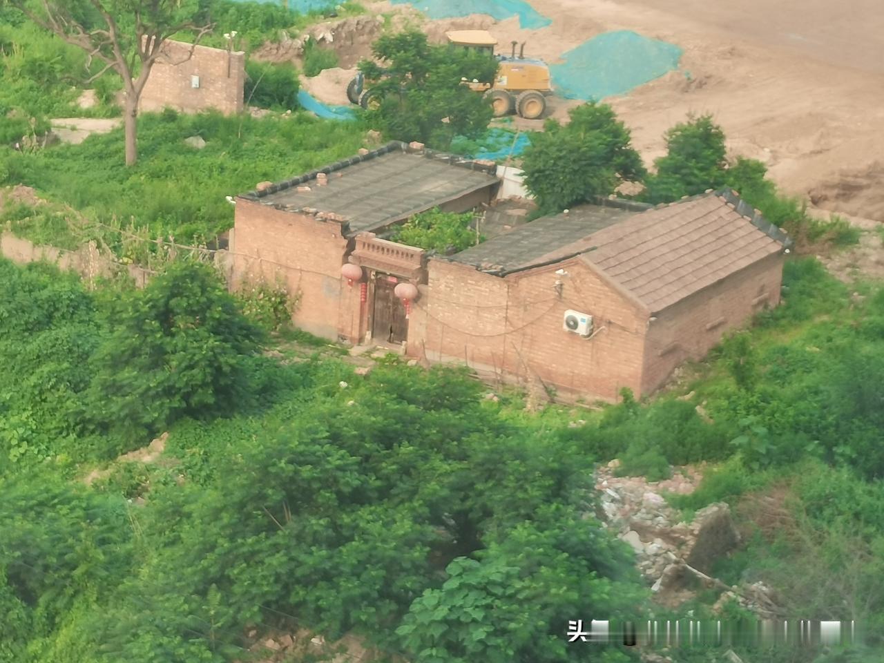 真心话茶局推土机围城，这抹红砖墙，是最后的人间倔强。