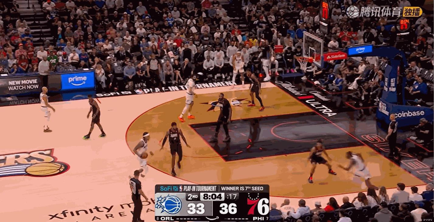 看了一会魔术的比赛，真是笑掉大牙。班凯罗不仅打乔治打不动，换到新秀埃奇库姆也打不