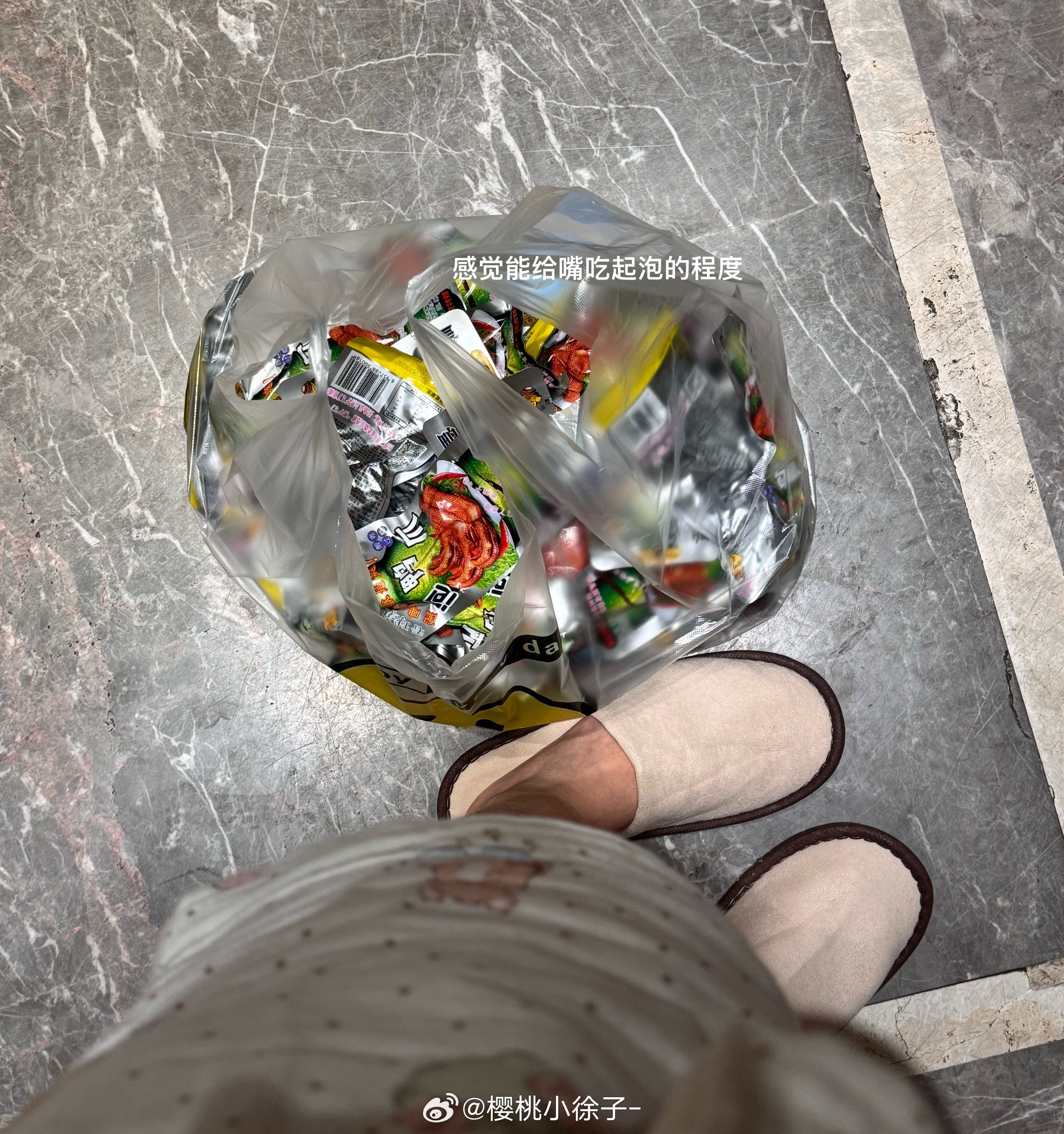 看见爪子就走不动路的程度… 