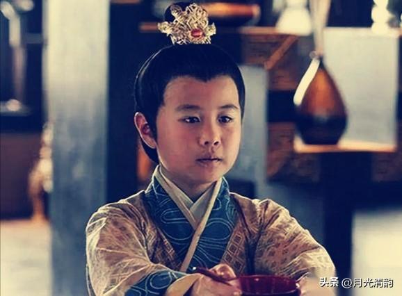 公元前179年正月，刘启被立为太子，年纪大约九岁。母亲窦漪房随之母凭子贵，坐上了