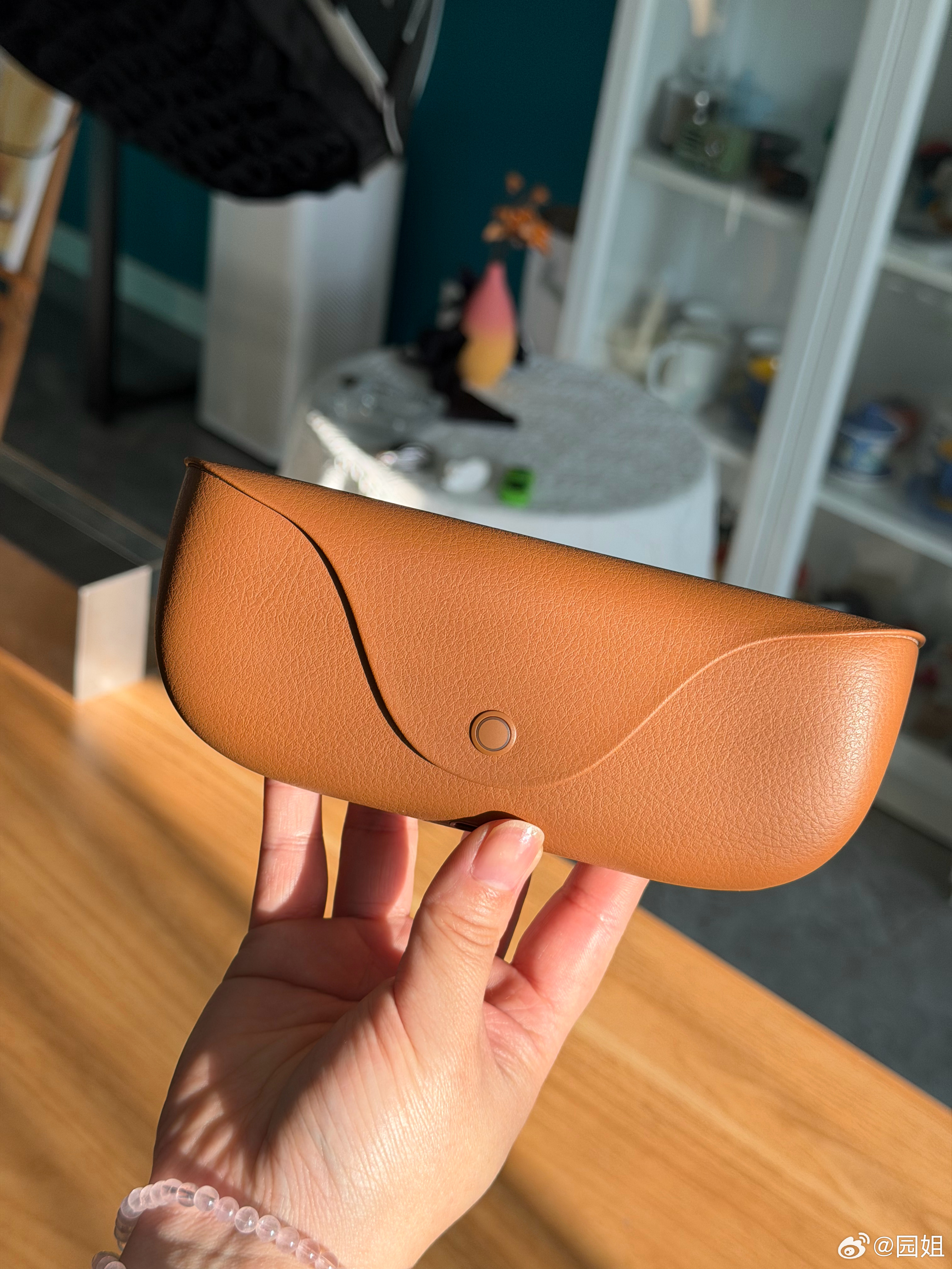 理想的AI眼镜，这包装很精致，眼镜也不错，有点透明探索版的感觉，先替你们体验下