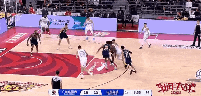 第一节没打完，莫兰德已经拿下6分6篮板4助攻1抢断1封盖，轻松填满数据栏。 